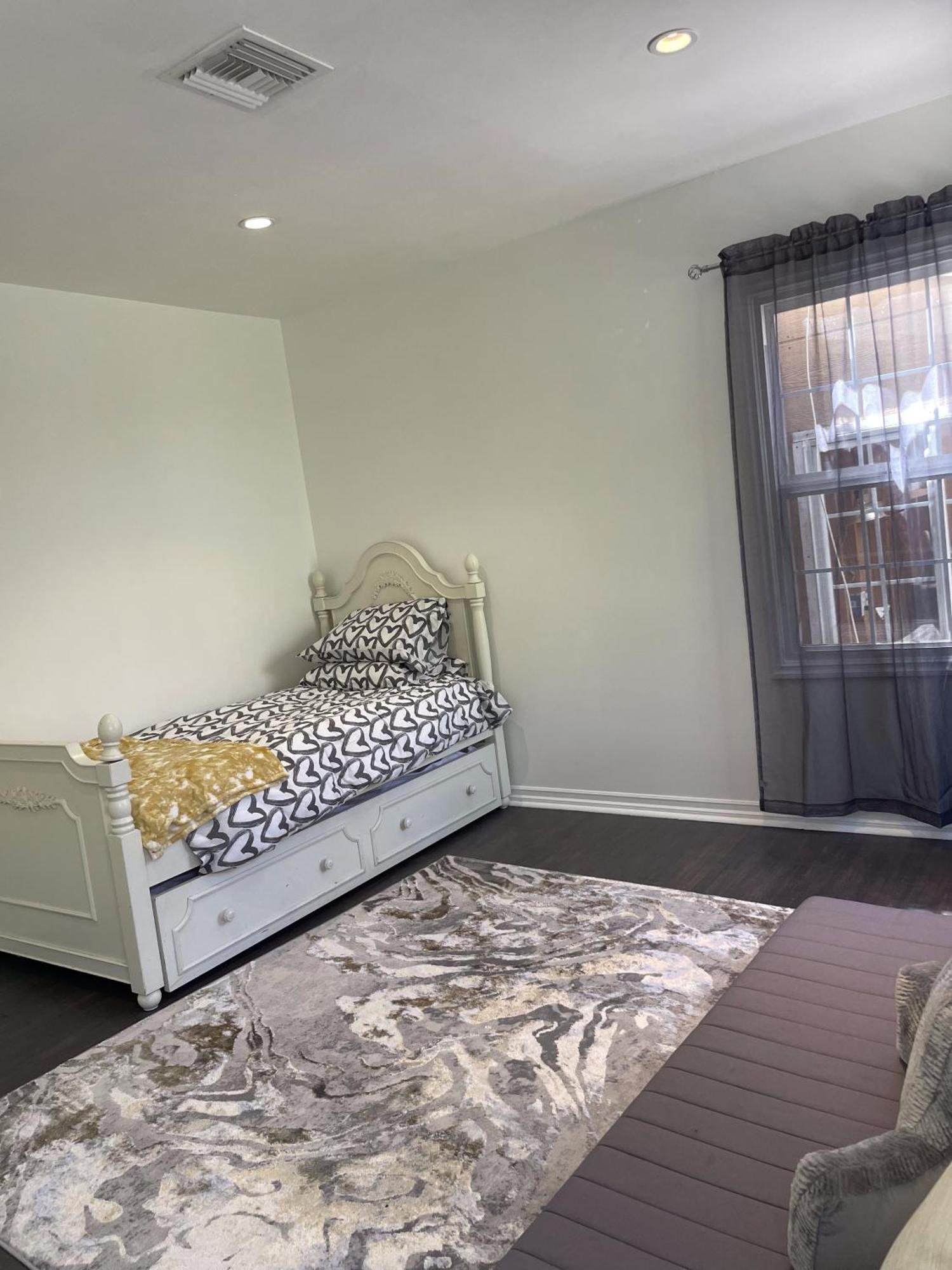 3 Bedroom Beverly Hills House Los Angeles